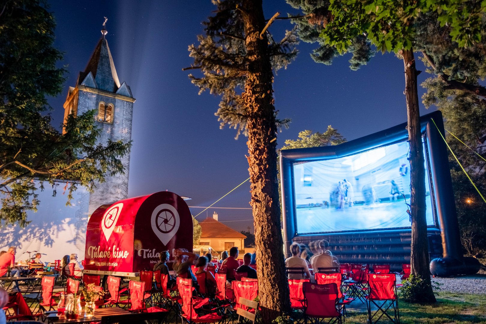 Túlavé kino premietanie